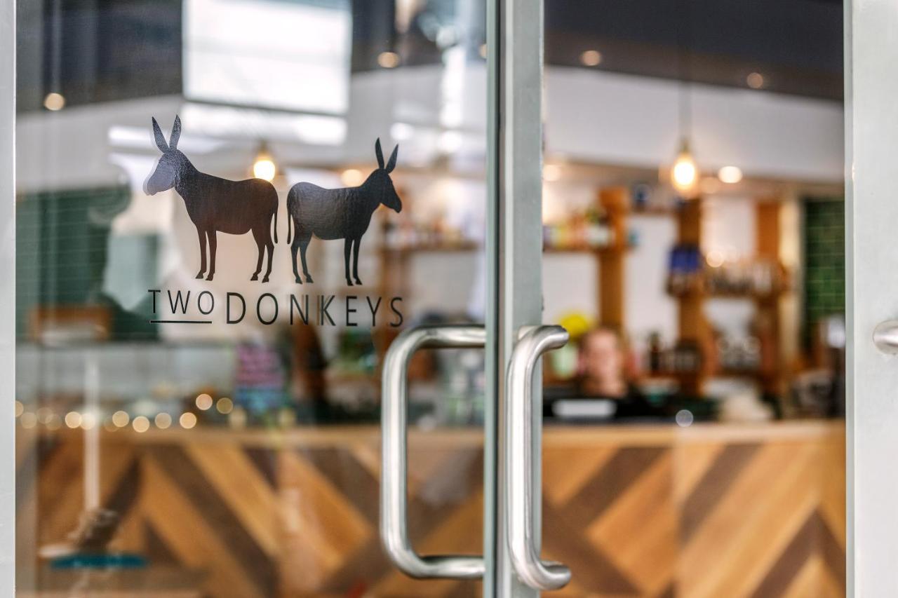 อโมรา บริสเบน Hotel ภายนอก รูปภาพ Two Donkeys