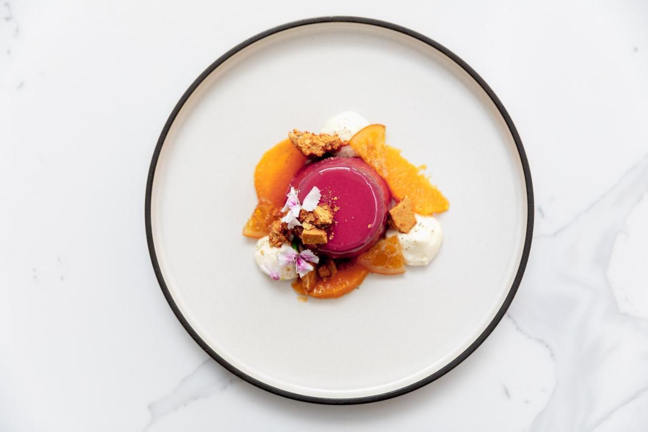 อโมรา บริสเบน Hotel ภายนอก รูปภาพ A dessert at the restaurant