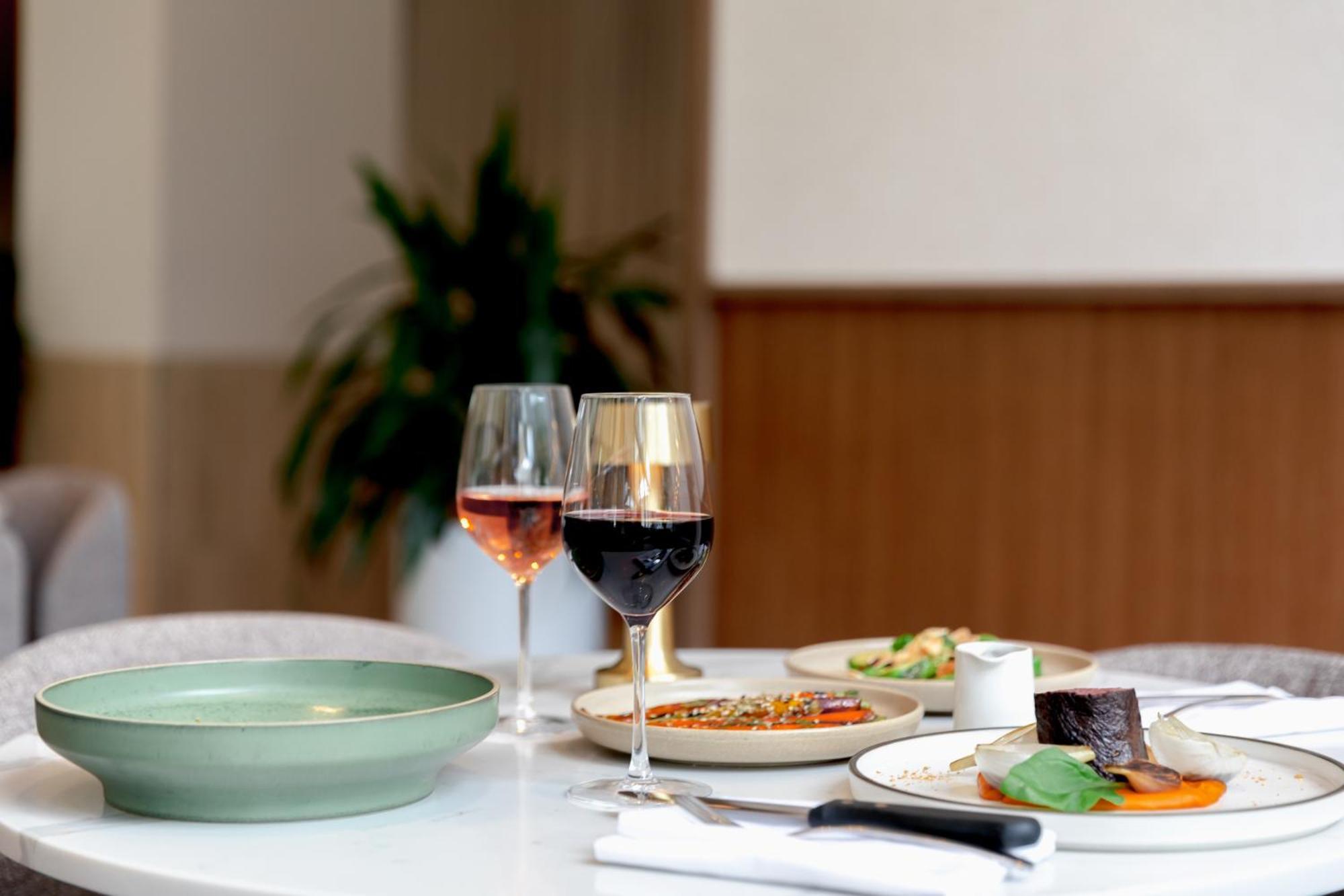 อโมรา บริสเบน Hotel ภายนอก รูปภาพ Dishes at the restaurant