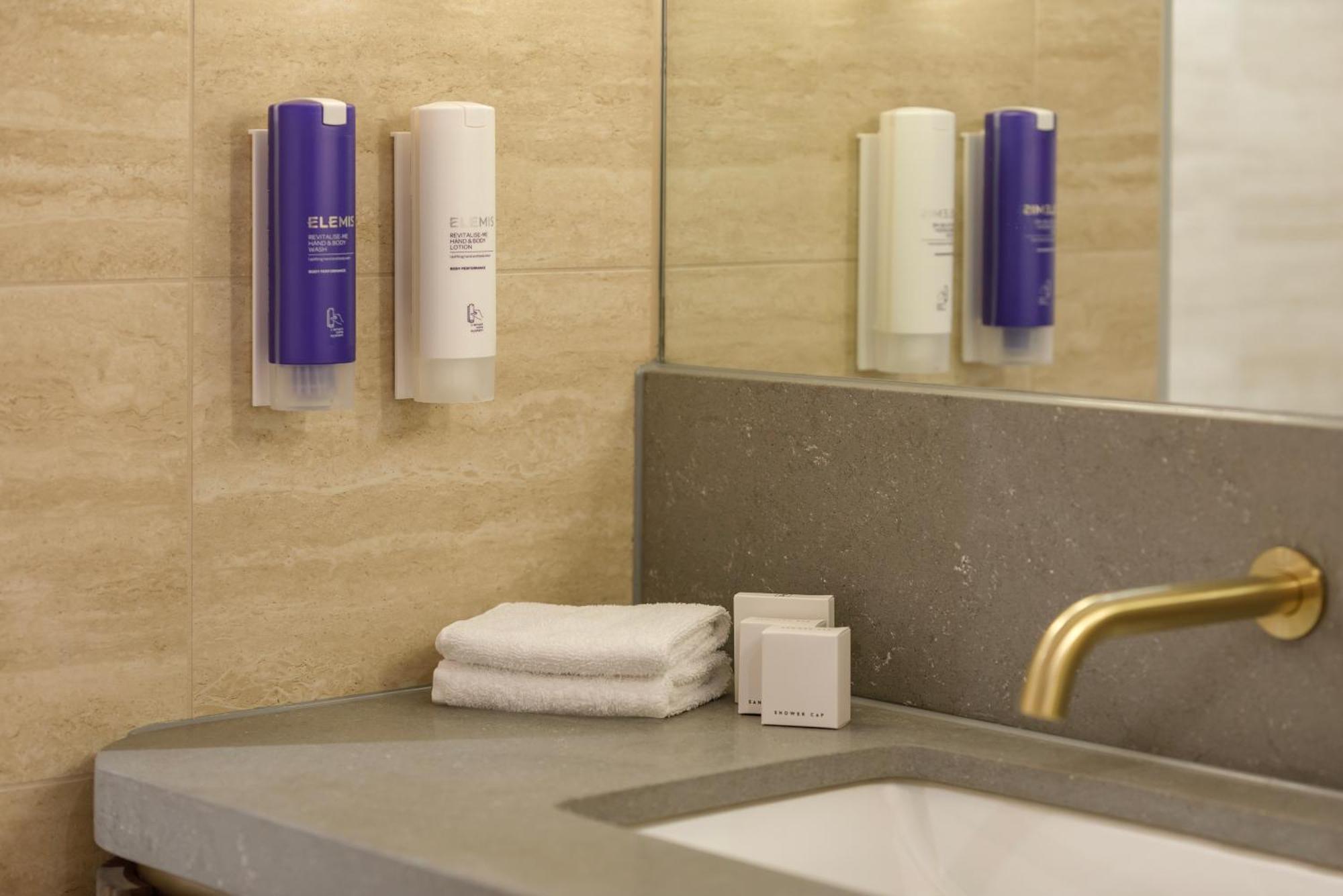 อโมรา บริสเบน Hotel ภายนอก รูปภาพ A bathroom with the L:A Bruket products