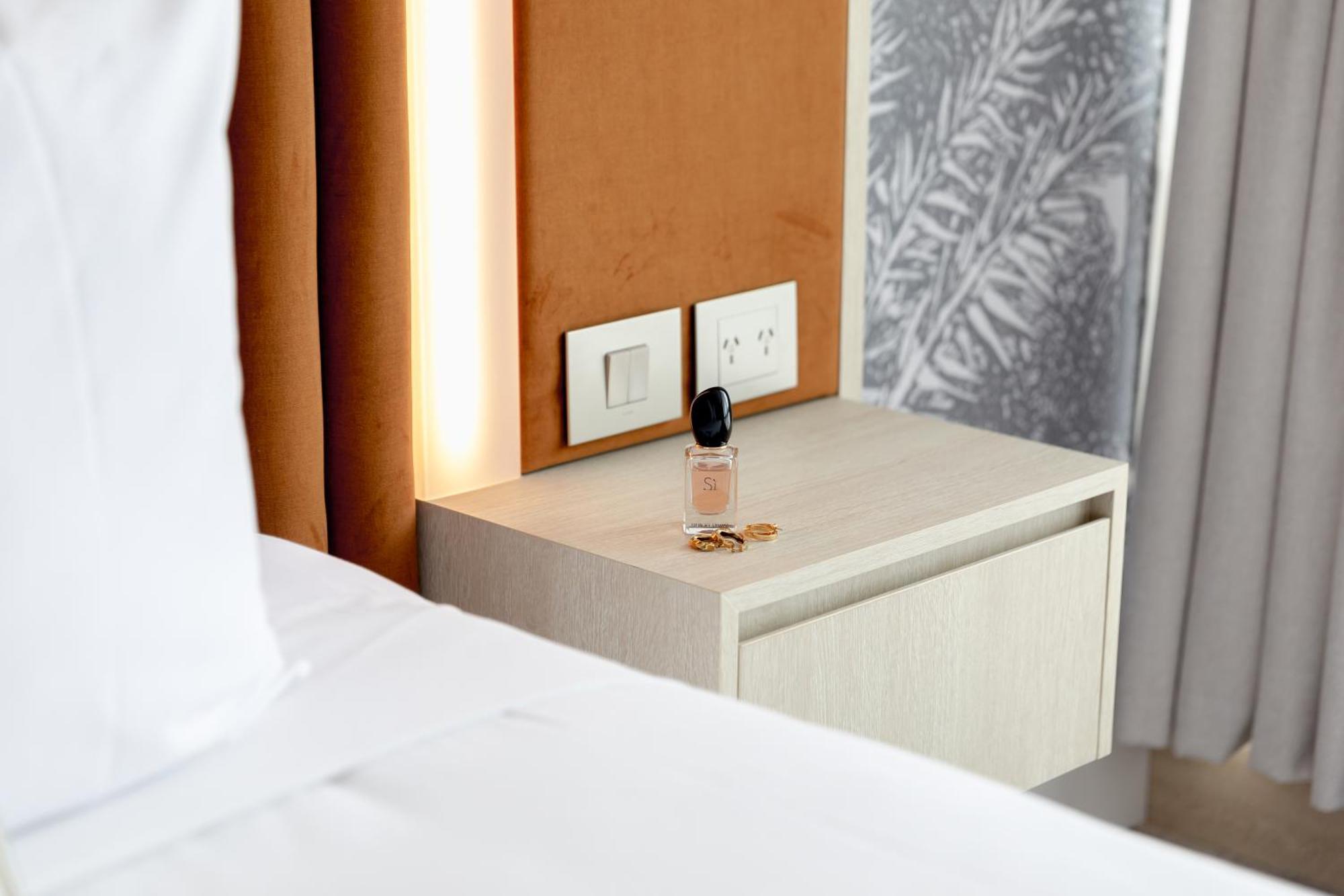 อโมรา บริสเบน Hotel ภายนอก รูปภาพ A bottle of the scent