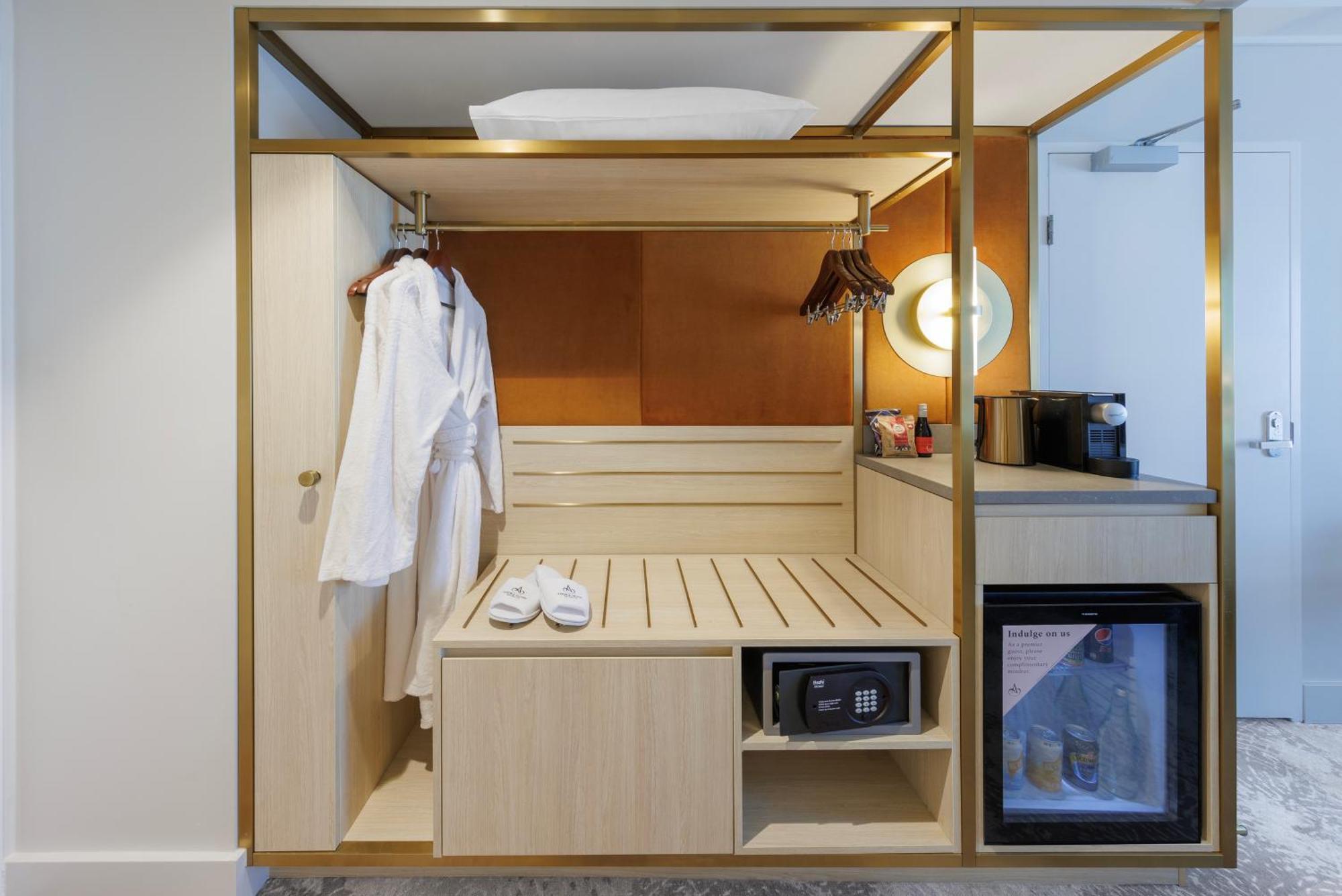 อโมรา บริสเบน Hotel ภายนอก รูปภาพ A wet room in a hotel