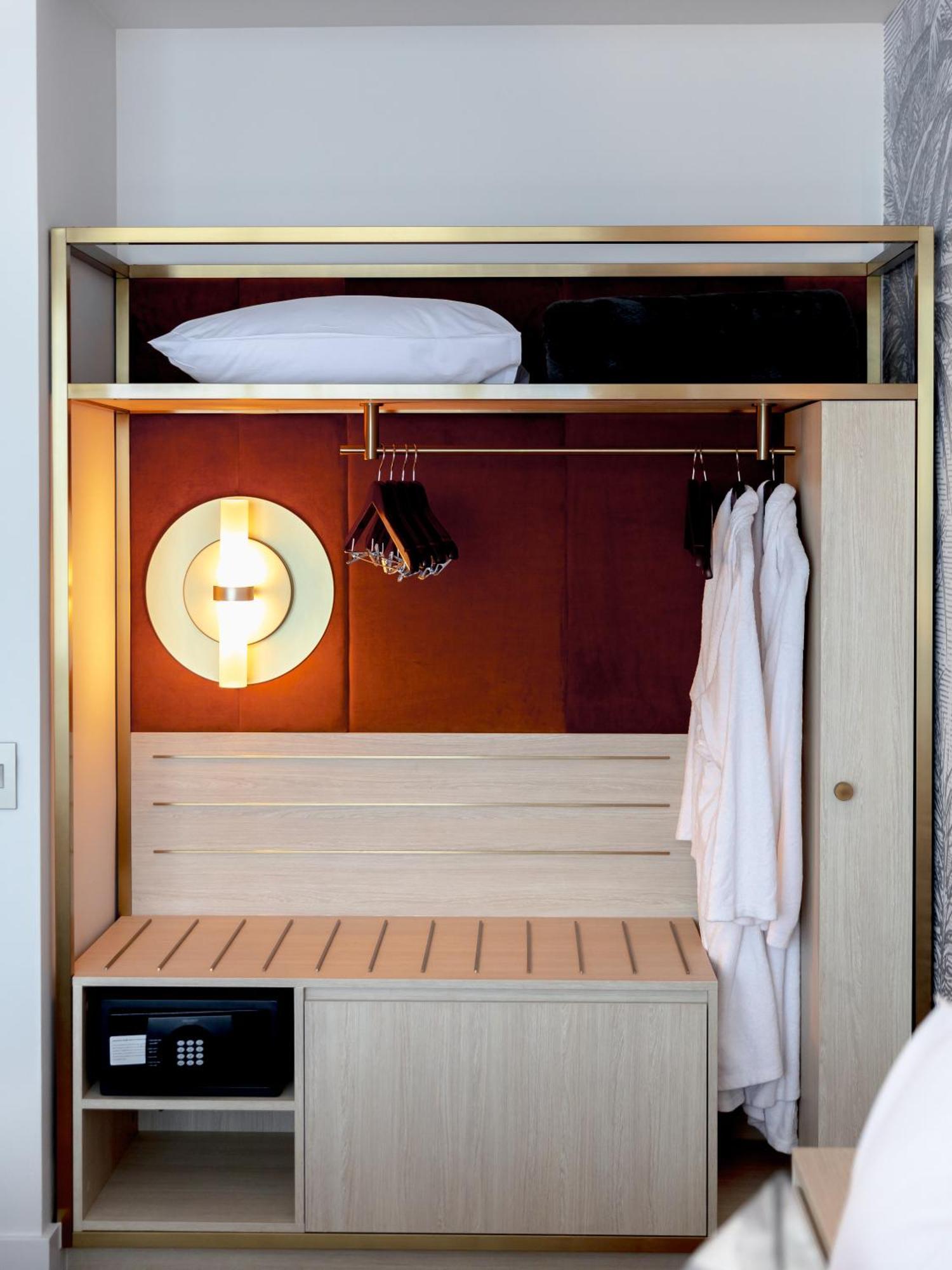 อโมรา บริสเบน Hotel ภายนอก รูปภาพ A wall-mounted clothes rack