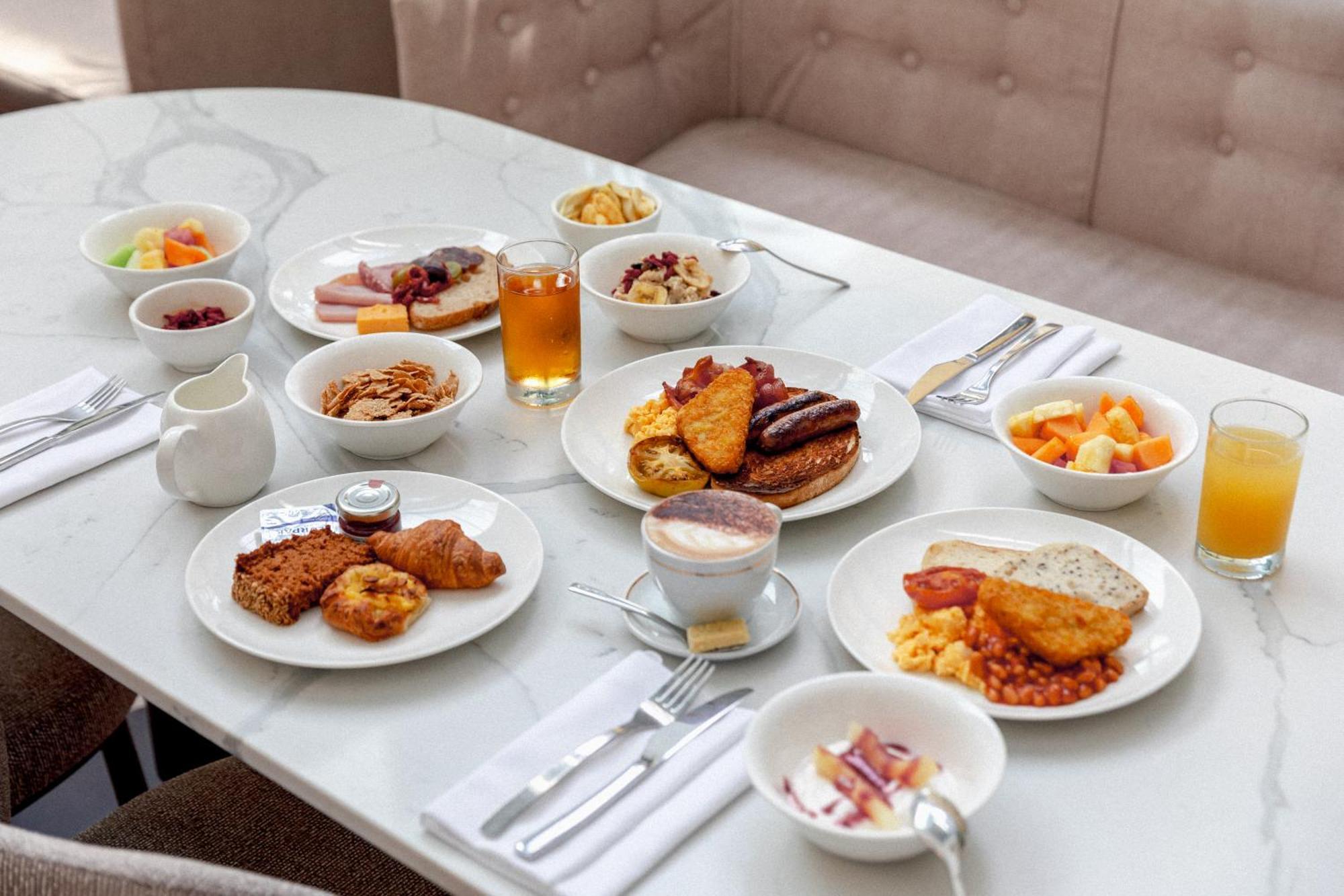 อโมรา บริสเบน Hotel ภายนอก รูปภาพ A breakfast buffet at a hotel