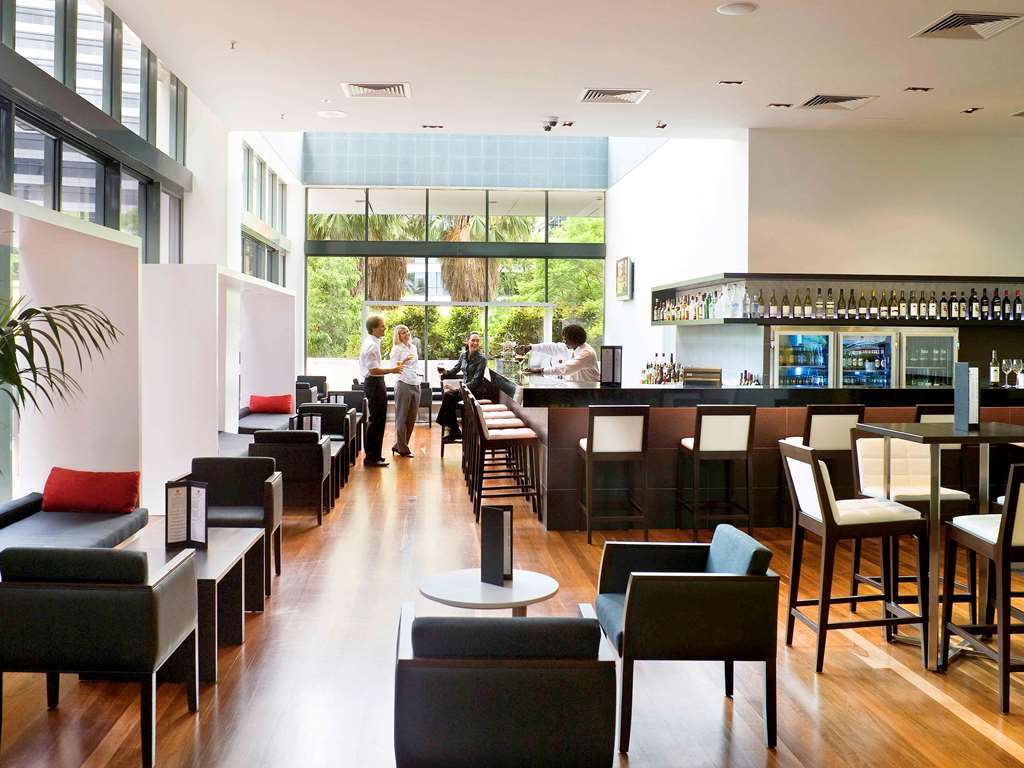 อโมรา บริสเบน Hotel ร้านอาหาร รูปภาพ The Qantas Club lounge at Brisbane International Airport