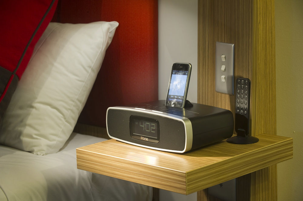 อโมรา บริสเบน Hotel ภายนอก รูปภาพ A DAB radio with a docking station for a mobile phone